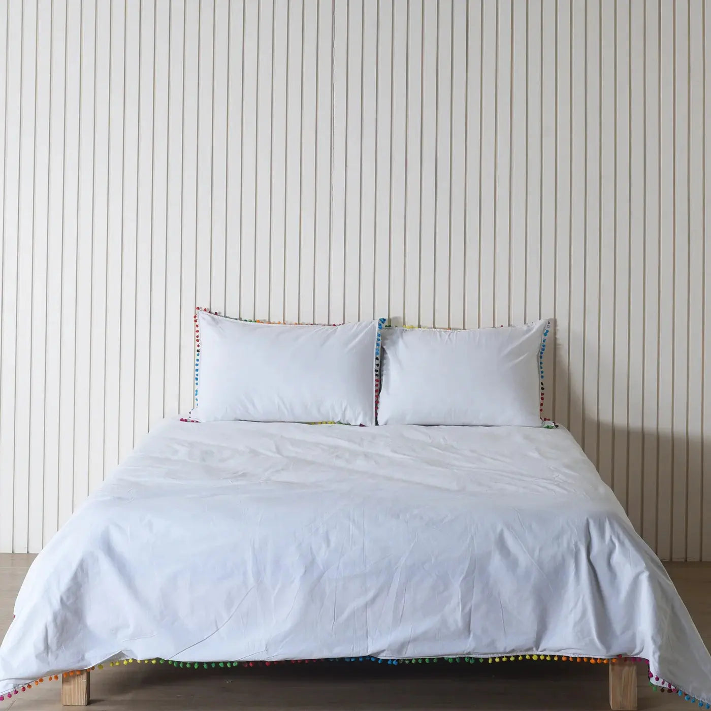 White Linen Bedsheet with Pillow Covers Main image